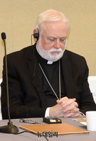 [포토] 기도하는 폴 리처드 갤러거 대주교