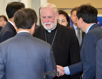 [포토] 악수 나누는 폴 리처드 갤러거 대주교