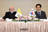 [포토] 폴 리처드 갤러거 대주교, 가톨릭 신자 의원들과 간담회