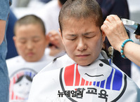 [포토] 전교조 40명, 법외노조 철회 요구하며 청와대 앞에서 삭발