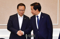 [포토] 악수 나누는 홍영표-김성태