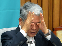 [포토] 눈 비비는 김동철 비대위원장