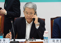 [포토] 통화하는 김동철 바른미래당 비대위원장