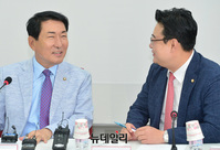 [포토] 대화 나누는 안상수-김성원