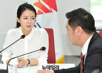 [포토] 대화 나누는 배현진 비상대위 준비위원