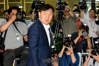 [포토] 회담장으로 들어서는 김관영 바른미래당 원내대표