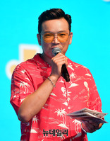 [포토] 레드셔츠에 선글라스 쓴 MC딩동