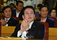 [포토] 박수치는 정우택 한국당 의원