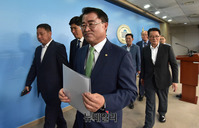 [포토] 정론관 떠나는 최경환 민주평화당 의원