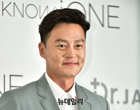 [포토] 더마 브랜드 런칭행사 참석한 이서진 "전속 모델이에요" 