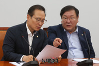 [포토] 대화 나누는 홍영표 원내대표와 김태년 정책위의장