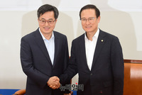 [포토] 규제혁신 위해 홍영표 찾은 김동연 부총리