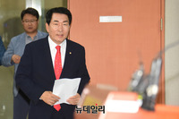 [포토] 정론관으로 들어서는 안상수 혁신 비대위 준비위원장