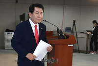 [포토] 기자회견장 떠나는 안상수 