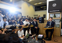 [포토] 정계은퇴 묻자, 안철수 "어떤 계획도 없다"