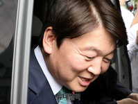 [포토] 고개숙여 인사하는 안철수