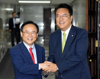 [포토] 악수 나누는 이주영-정진석 자유한국당 국회부의장 후보