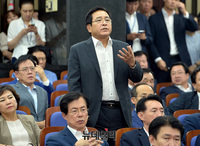 [포토] 의총 중 의사진행발언 요청하는 심재철