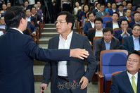 [포토] 심재철 의사진행발언 만류 하는 김성태