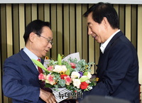 [포토] 꽃다발 전달 받는 이주영 한국당 국회부의장 후보