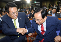 [포토] 국회부의장 후보 개표 결과 후 악수 나누는 이주영-정진석