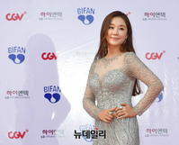 [포토] 레드카펫 입장하는 배우 정재연 