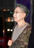 [포토] 레드카펫 밟는 원로배우 김지미