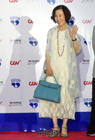 [포토] 손 인사하는 배우 손숙