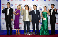 [포토] 인사하는 영화 '기담' 감독과 배우들