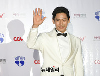 [포토] 손인사하는 배우 유태우