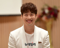 [포토] 인사하는 김재원