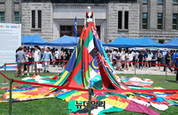 [포토] 서울광장에 세워진 '암스테르담 레인보우 드레스'