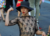 [포토] 퍼레이드 즐기는 퀴어축제 참가자들