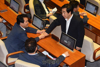 [포토] 인사 나누는 김성태-안민석