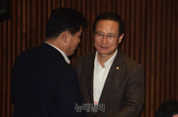 [포토] 대화 나누는 홍영표 민주당 원내대표