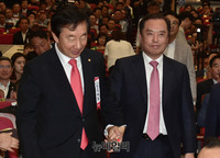 [포토] 손잡고 입장하는 김병준-김성태