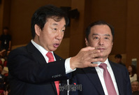 [포토] 대화 나누는 김병준-김성태