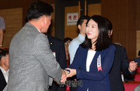 [포토] 의원들과 인사 나누는 배현진 