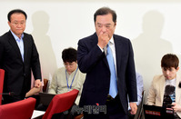 [포토] 당 대표실로 입장하는 김병준 혁신비대위원장