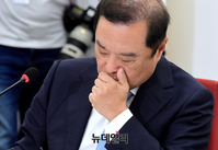 [포토] 기침하는 김병준 자유한국당 비대위원장