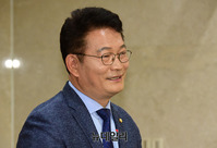 [포토] 기자들의 질문에 답하는 송영길 민주당 의원