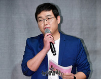 [포토] 신인걸그룹 세러데이 소개하는 개그맨 박영진