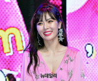 [포토] 취재진 질문에 미소 짓는 현아