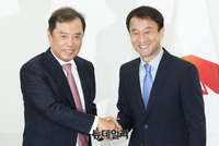 [포토] 악수 나누는 김병준-한병도