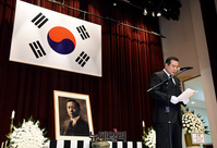 [포토] 우남 이승만 서거 53주기, 추모 기도하는 송기성 목사