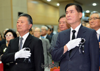 [포토] 국민의례 하는 한태규-신철식