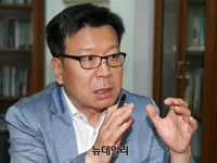 [포토] 최저임금 관련 인터뷰 하는 박덕배 박사