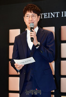 [포토] 수지 소개하는 조우종 아나운서