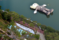 [포토] 석촌호수에 누워 쉬는 28m 해골인형