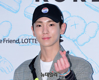 [포토] 샤이니 키, 하트로 누나들 마음 저격